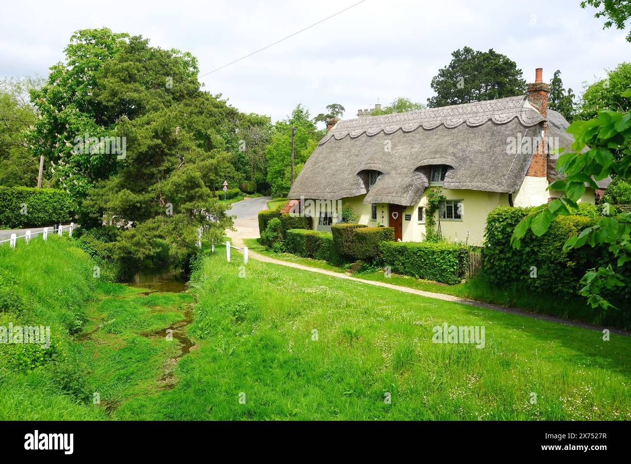 Chalet au toit de chaume près du ruisseau à Arkesden Banque D'Images