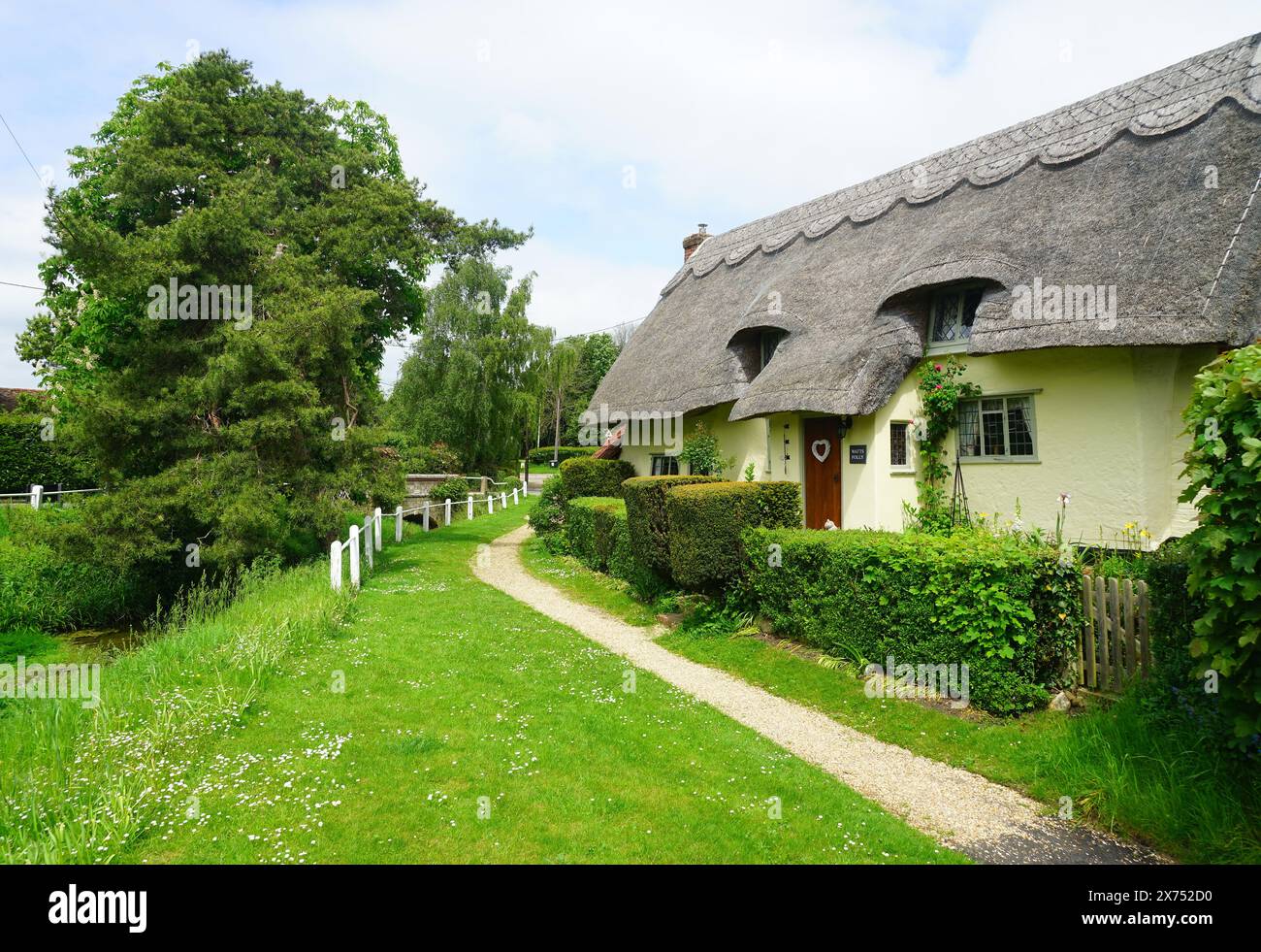 Chalet au toit de chaume près du ruisseau à Arkesden Banque D'Images