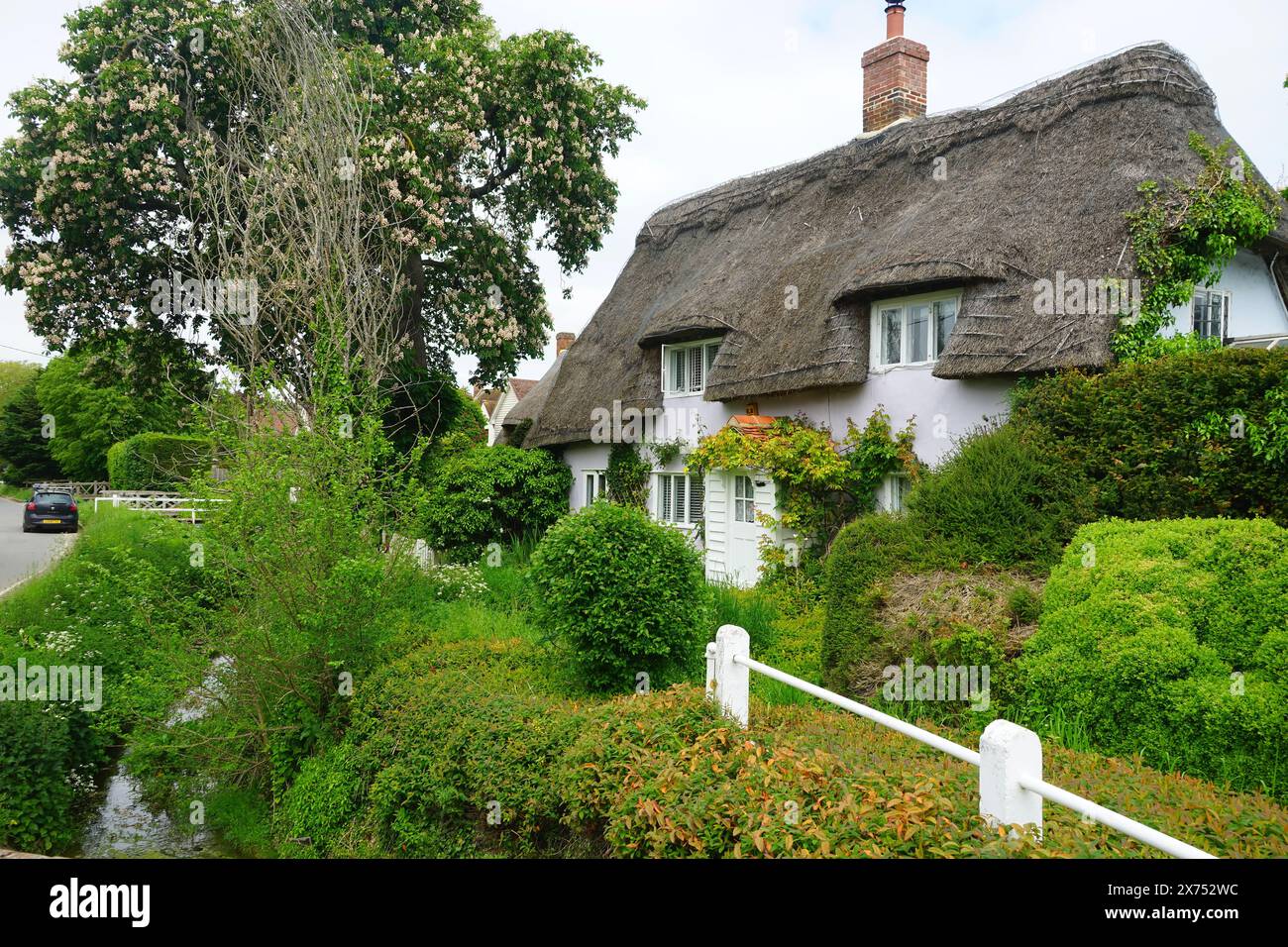 Chalet au toit de chaume près du ruisseau à Arkesden Banque D'Images