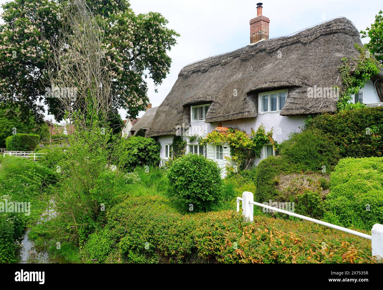 Chalet au toit de chaume près du ruisseau à Arkesden Banque D'Images