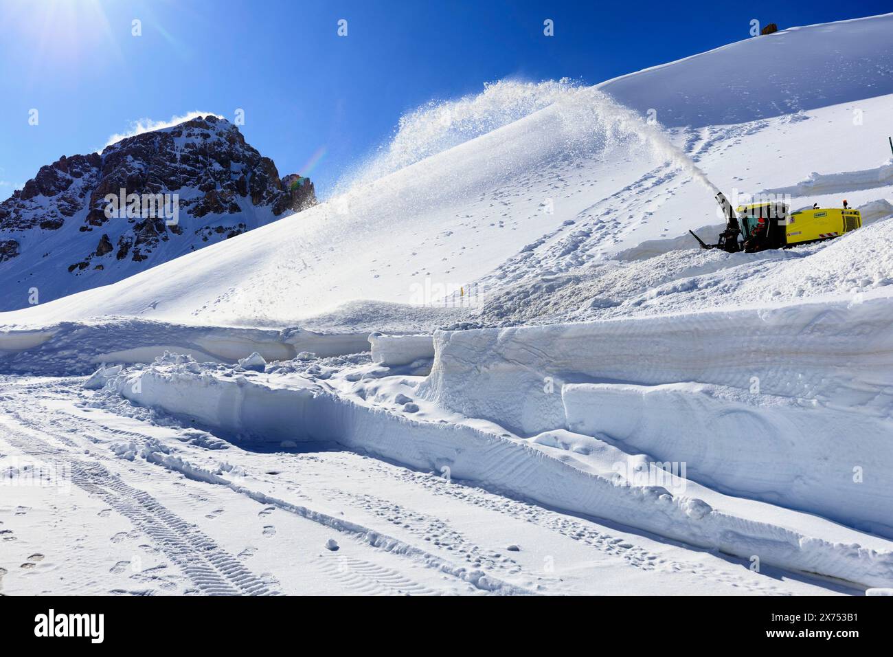 © PHOTOPQR/LE DAUPHINE/Grégory YETCHMENIZA ; Valloire ; 17/05/2024 ; Valloire, le 17 mai. A près de 2 400 m d'altitude, à quelques mètres du tunnel du Galibier et 1, 5 km du col (2 642 m d'altitude), le paysage permet de mesurer l'ampleur de la tâche des agents du Département de la Savoie. Aussi grandiose que dangereux. Aux commandes de la fraise (qui déblaye 1, 50 m de hauteur sur 2, 60 m de large à chaque passe), Fred Morel multiplier les aller-retour. En aval, il a dû jusqu'à cinq passes pour mettre la RD 902 «au noir». «Dans ce virage, il y a un mur de dix mètres qu'on ne v Banque D'Images