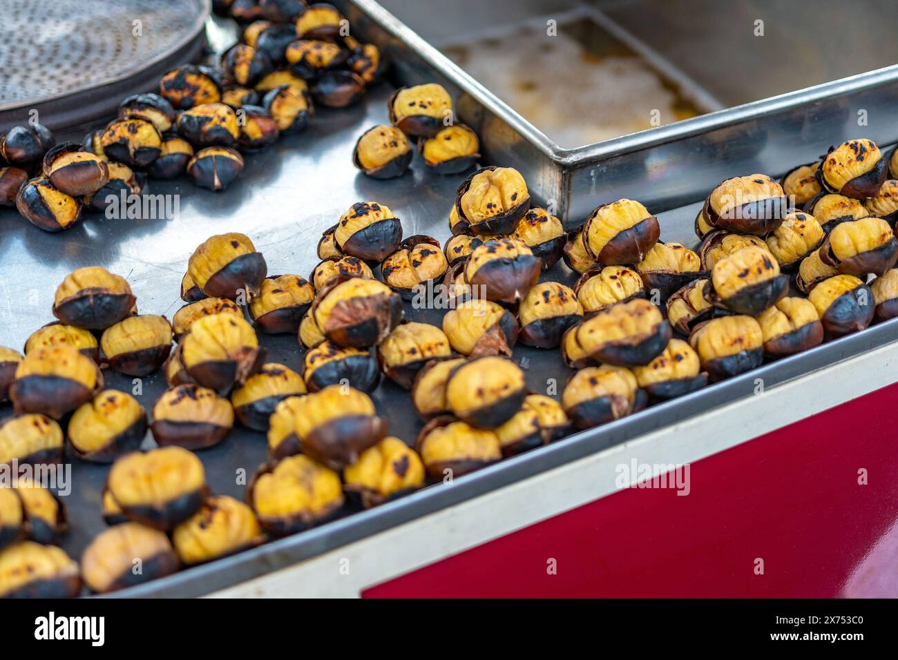 Châtaignes frites dans la rue d'Istanbul, Turquie. Le châtaignier est une cuisine de rue turque traditionnelle. Banque D'Images