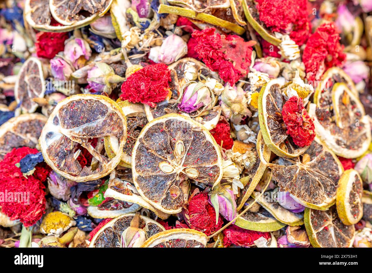 Vue rapprochée du thé turc mélangé aux fleurs. Thé sain. Banque D'Images