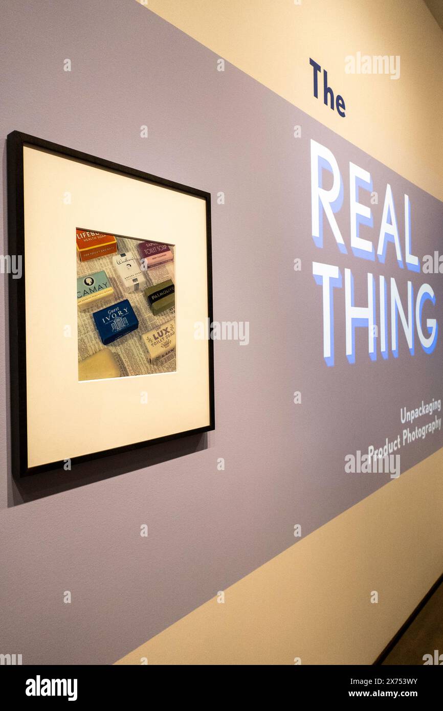 Exposition « The Real Thing : Unpackaging Product Photography » au Metropolitan Museum of Art de New York, États-Unis 2024 Banque D'Images