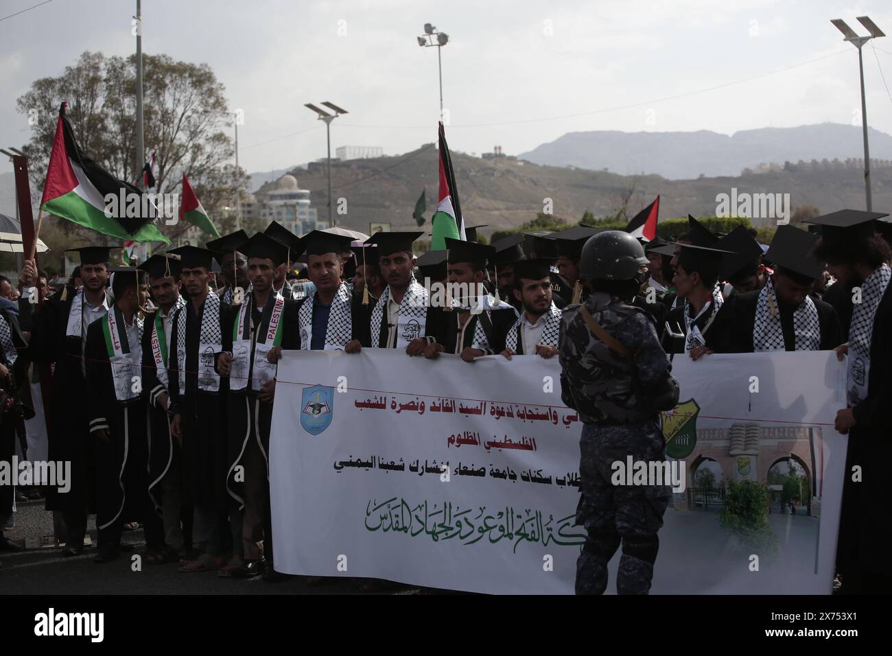 Les partisans houthis se rassemblent pour manifester leur solidarité avec le peuple palestinien lors d'un rassemblement, à Sanaa au Yémen, le 24 mai 2024. Banque D'Images