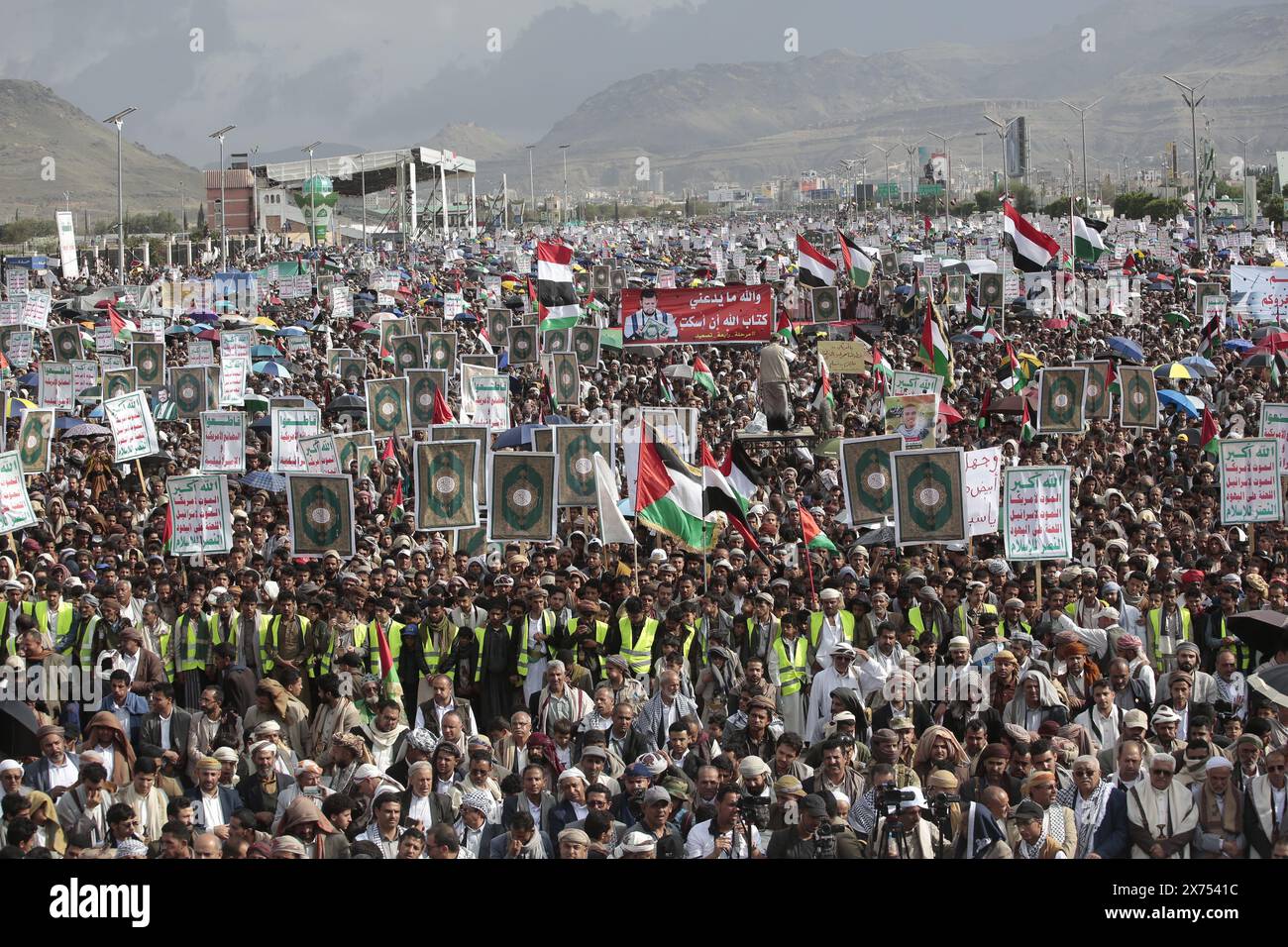 Les partisans houthis se rassemblent pour manifester leur solidarité avec le peuple palestinien lors d'un rassemblement, à Sanaa au Yémen, le 24 mai 2024. Banque D'Images