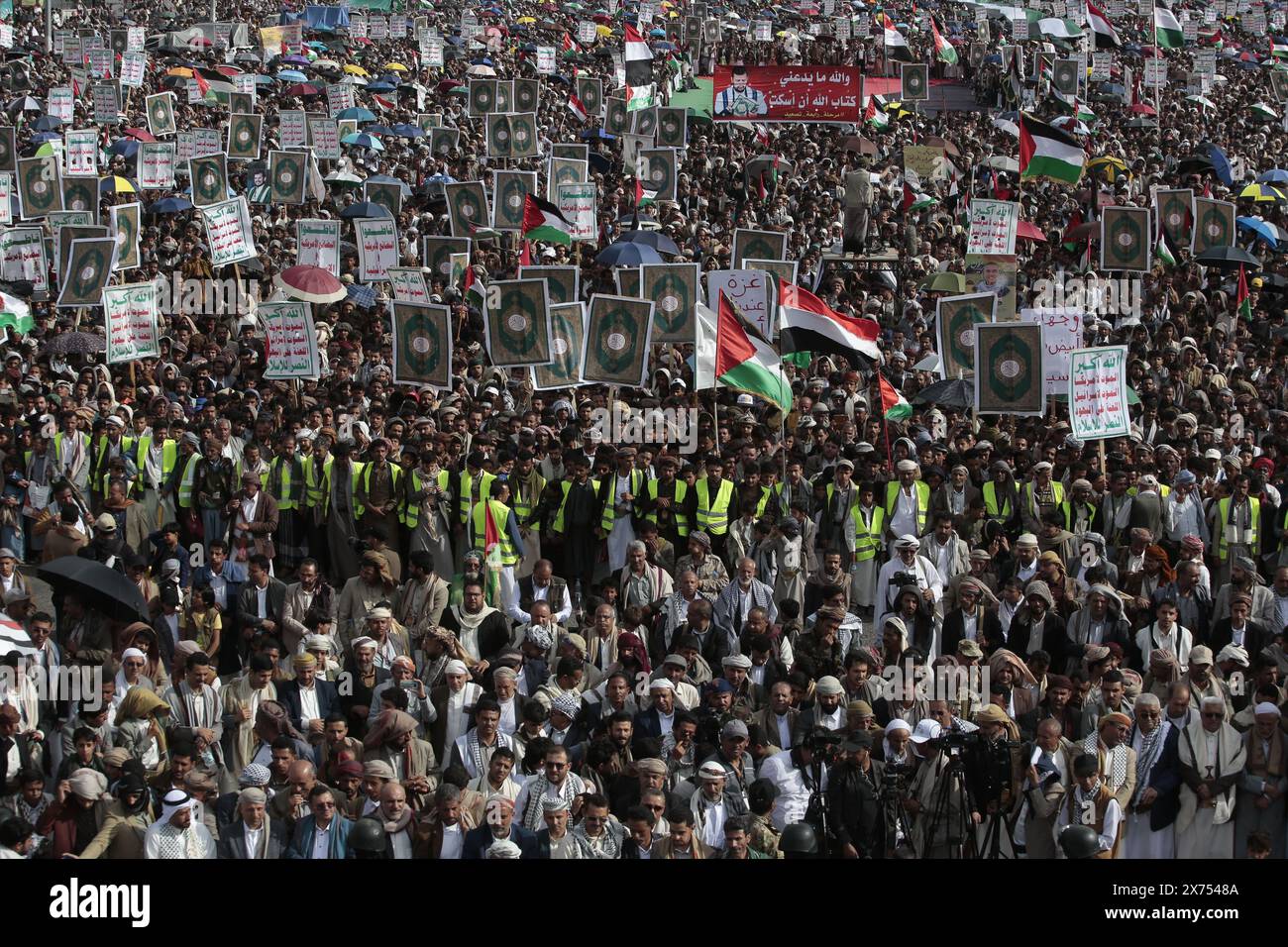 Les partisans houthis se rassemblent pour manifester leur solidarité avec le peuple palestinien lors d'un rassemblement, à Sanaa au Yémen, le 24 mai 2024. Banque D'Images