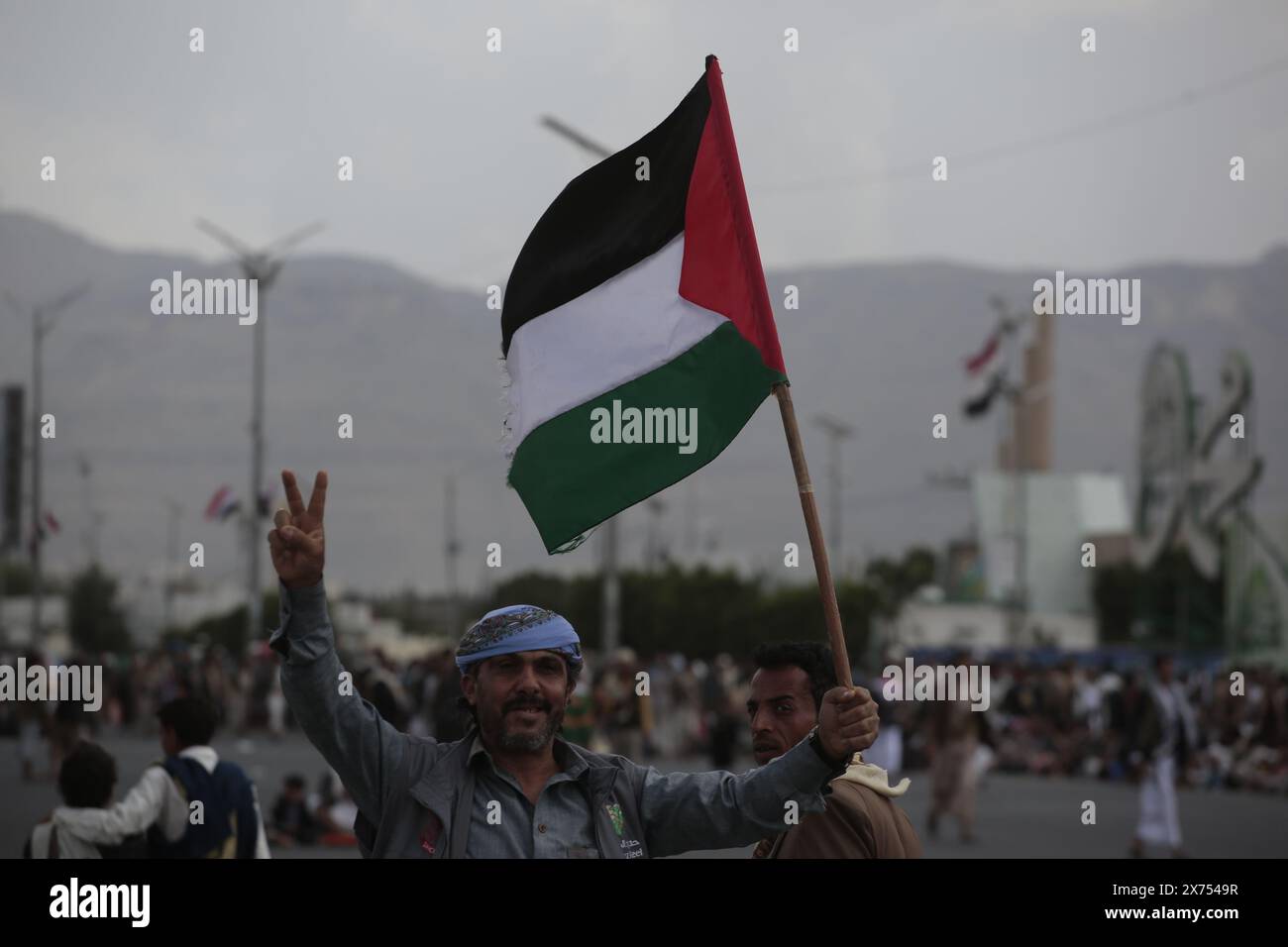 Les partisans houthis se rassemblent pour manifester leur solidarité avec le peuple palestinien lors d'un rassemblement, à Sanaa au Yémen, le 24 mai 2024. Banque D'Images