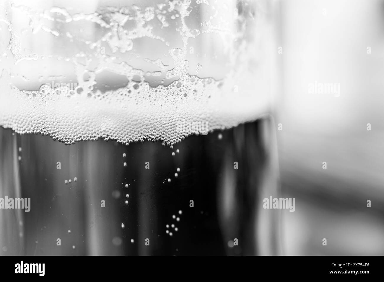 Gros plan des bulles dans un verre à bière Banque D'Images