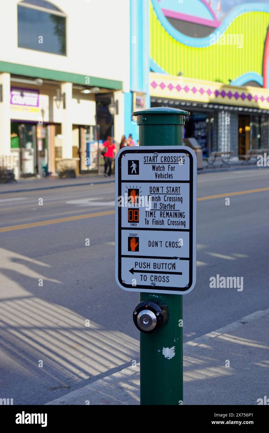 Instructions de franchissement de rue sur le panneau Banque D'Images