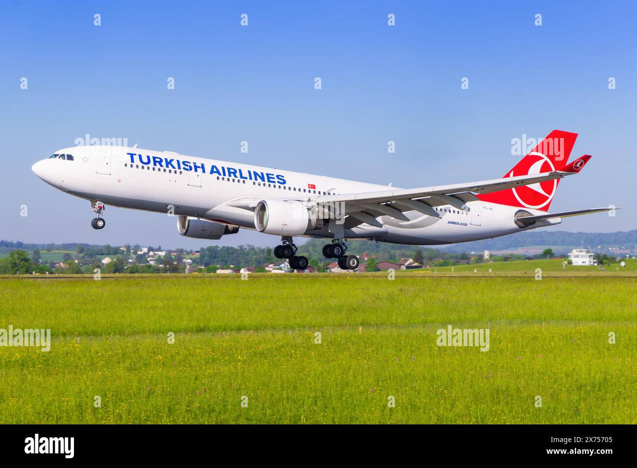 Zürich, 1 mai 2024 : avions de ligne turcs Airbus A330 à l'aéroport de Zürich Banque D'Images