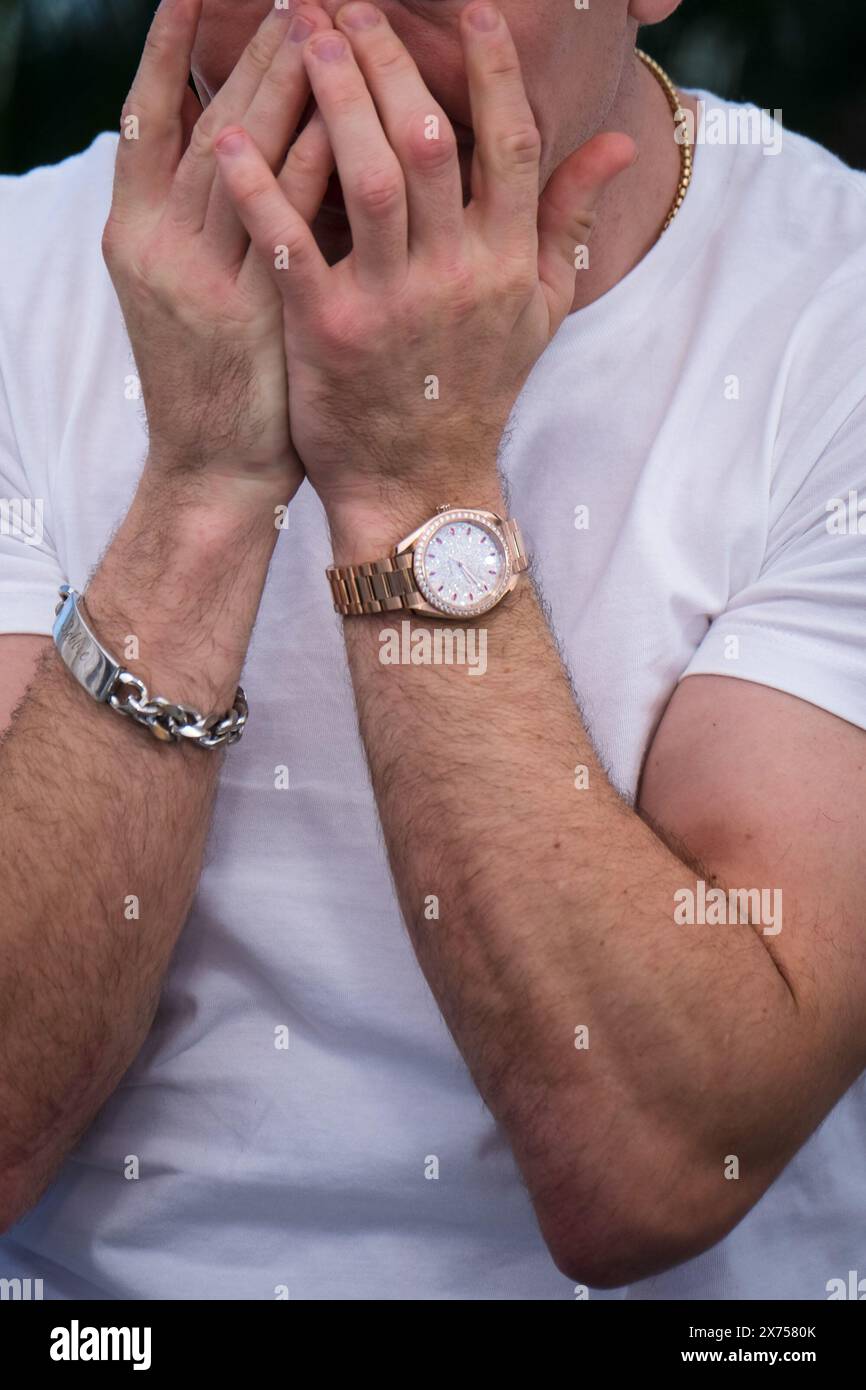 Cannes, France. 17 mai 2024. Barry Keoghan pose au Photocall for Bird lors du 77ème Festival de Cannes. Détail de mode - bijoux, montre. Photo de Julie Edwards./Alamy Live News Banque D'Images