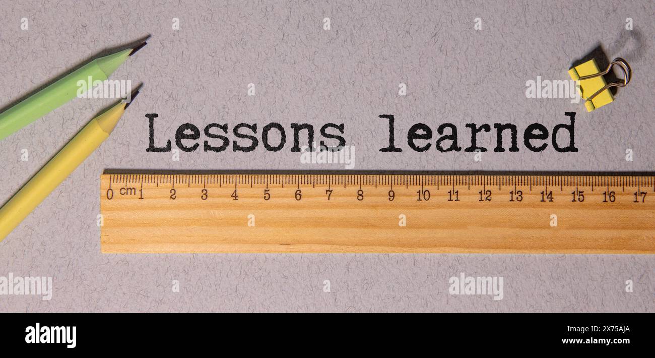 Carte vierge avec texte leçons apprises sur fond en bois. Concept d'entreprise. Banque D'Images