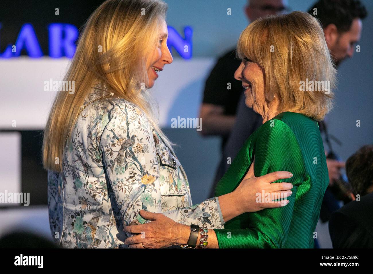 Madrid, Espagne. 17 mai 2024. Karina Milei (à gauche), Secrétaire générale de la Présidence de la Nation Argentine, salue Esperanza Aguirre (à droite), ancienne présidente de la Communauté de Madrid lors de la présentation du livre « le chemin du libertaire » de Javier Milei. Le président de la République Argentine Javier Milei a présenté son livre « la voie du libertaire » au journal la Razón, propriété du groupe d’édition Planeta. Crédit : SOPA images Limited/Alamy Live News Banque D'Images