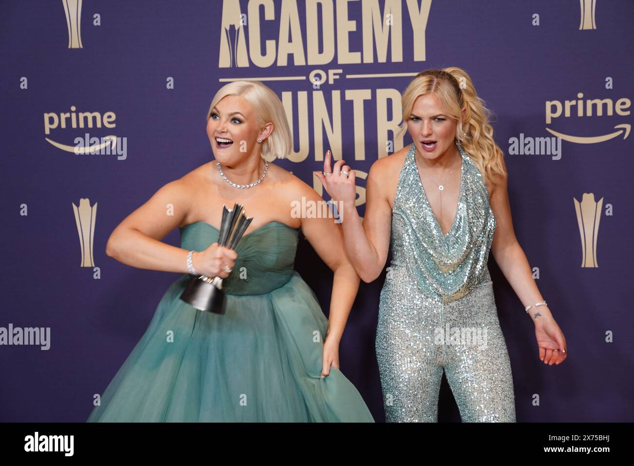 Frisco, États-Unis. 16 mai 2024. (G-d) Kendra Slaubaugh et Krista Slaubaugh de Tigirlily Gold posent avec leur prix dans la salle de presse lors de la 59e cérémonie des Academy of Country Music Awards au Ford Center au Star de Frisco, aux États-Unis, le 16 mai 2024. (Photo de Javier Vicencio/Eyepix Group) (photo de Eyepix/NurPhoto) crédit : NurPhoto SRL/Alamy Live News Banque D'Images