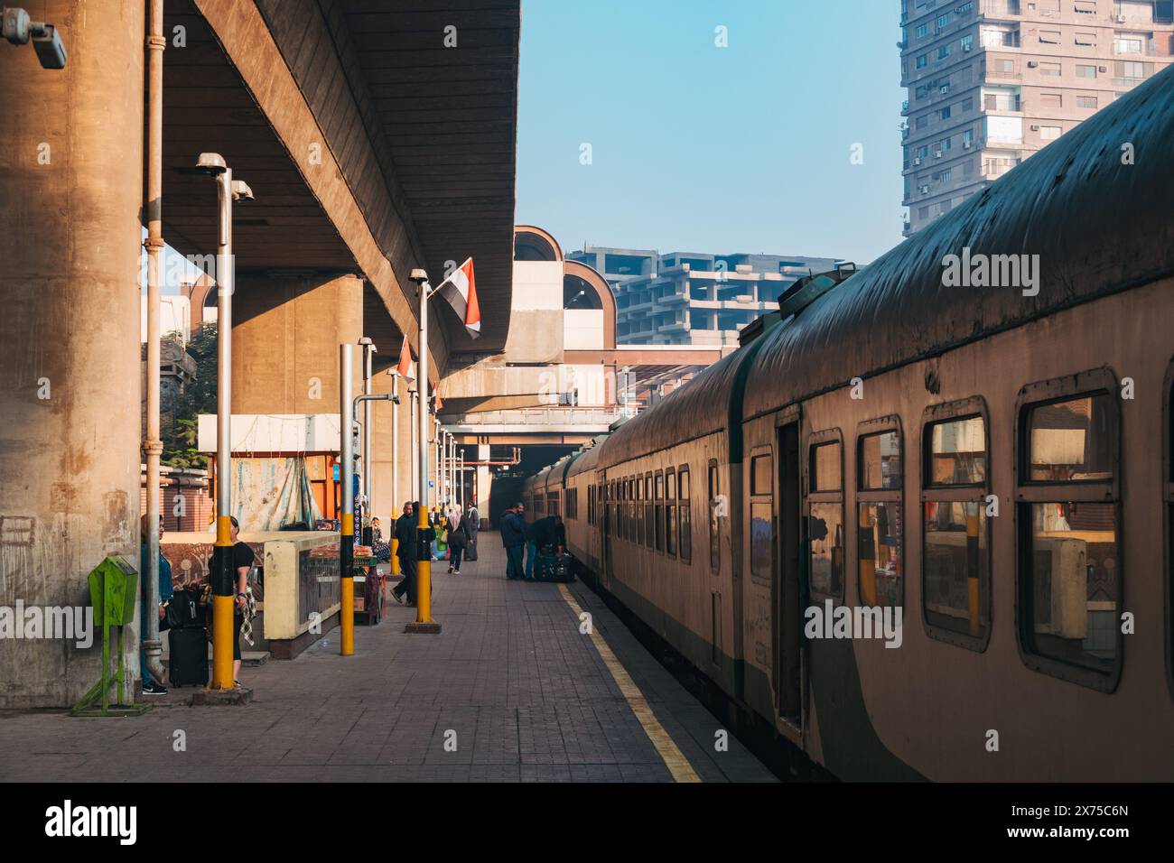 Un train de voyageurs à la gare de Gizeh près du Caire, Egypte, tôt un matin d'hiver Banque D'Images