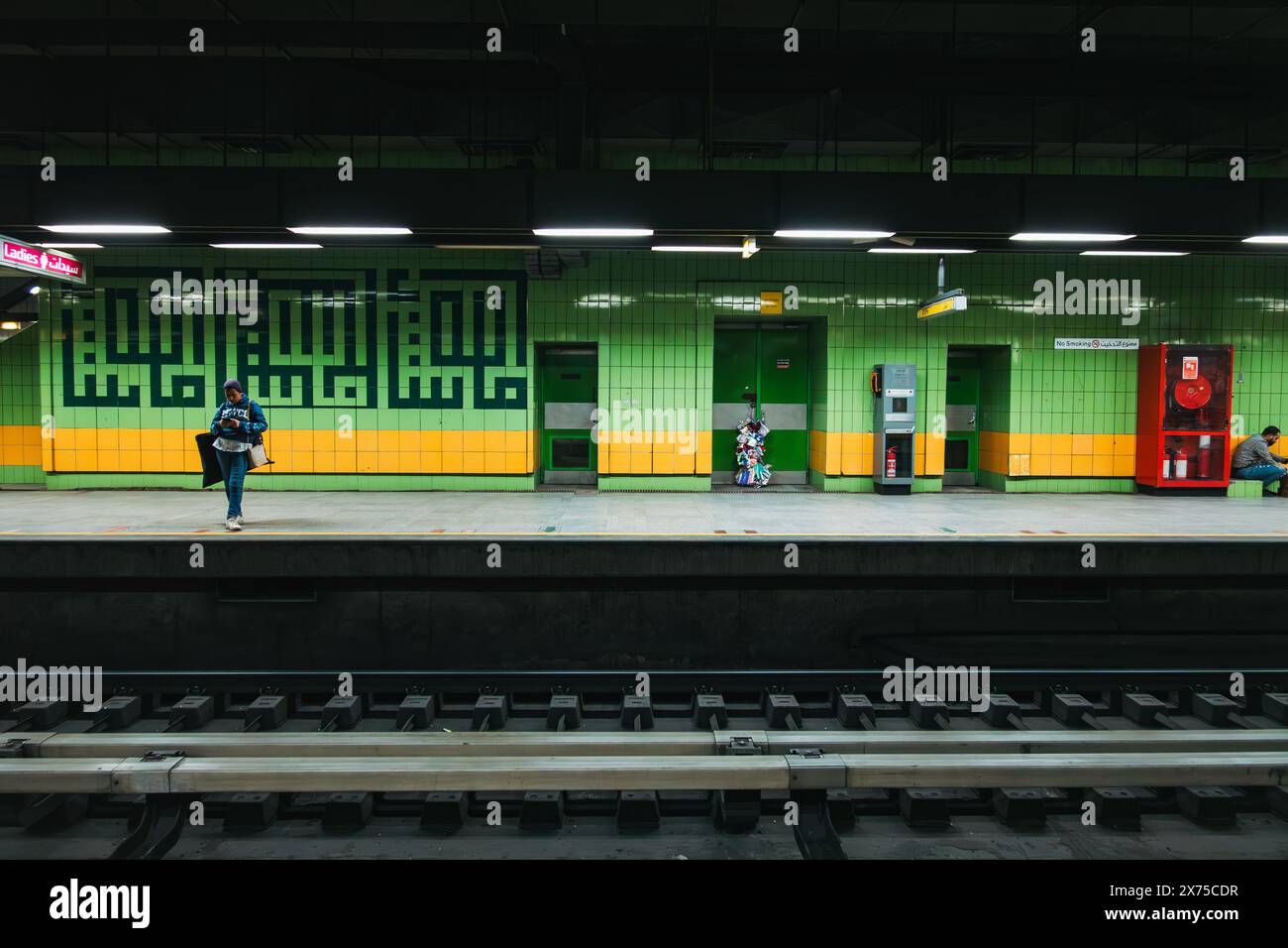 Murs carrelés de vert vif dans la station Mohamed Naguib sur la ligne 2 du métro du Caire, Egypte. Cette station a été ouverte en 1998 Banque D'Images