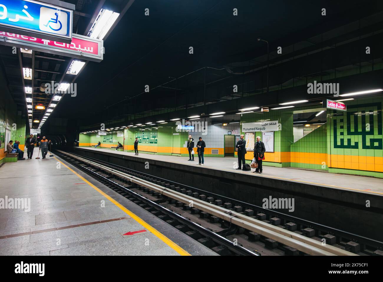 Murs carrelés de vert vif dans la station Mohamed Naguib sur la ligne 2 du métro du Caire, Egypte. Cette station a été ouverte en 1998 Banque D'Images