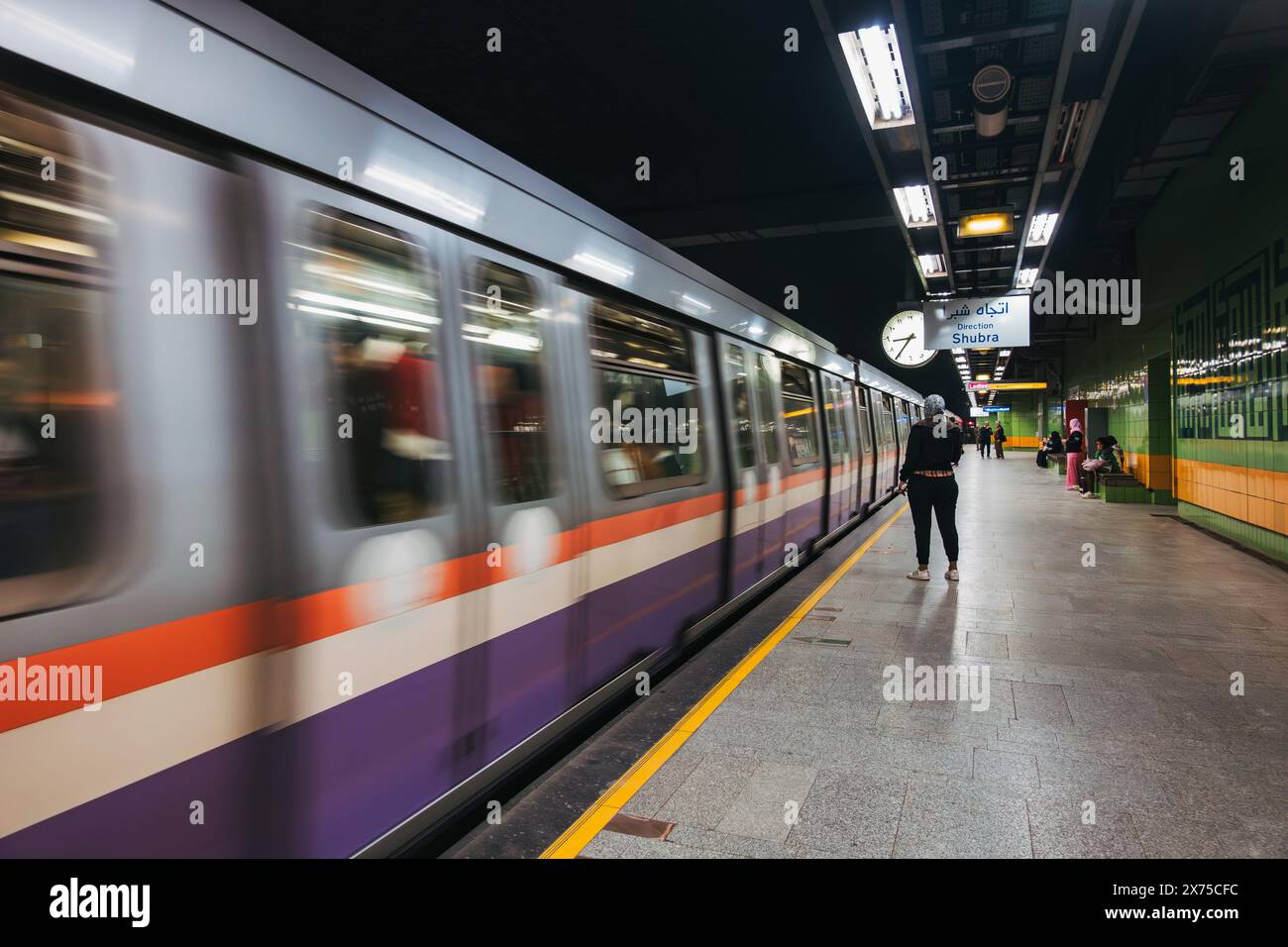 Un train part de la station Mohamed Naguib sur la ligne 2 du métro du Caire, Egypte. Cette station a ouvert ses portes en 1998 Banque D'Images