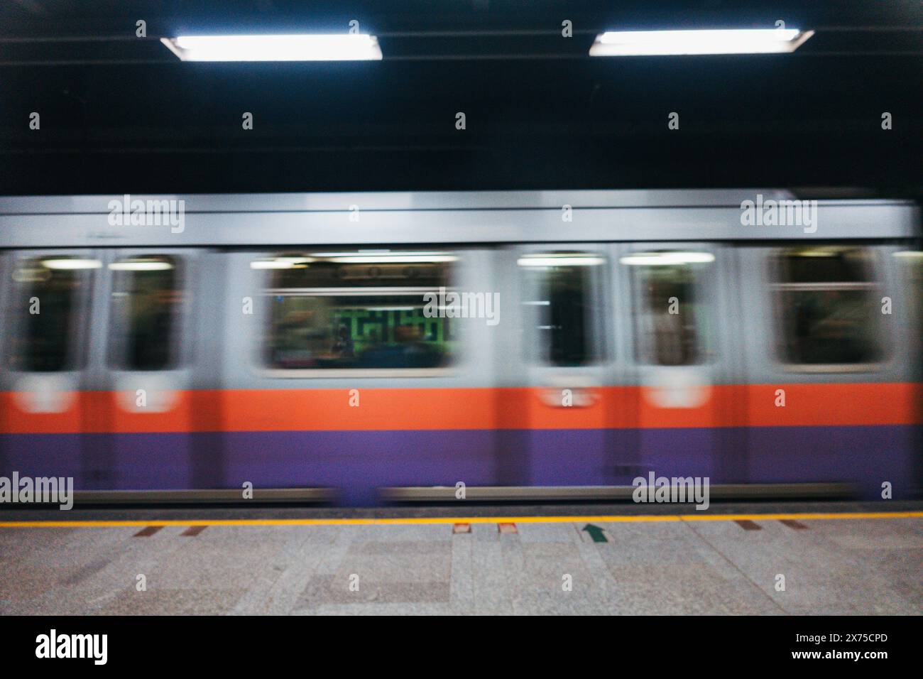 Un train part de la station Mohamed Naguib sur la ligne 2 du métro du Caire, Egypte. Cette station a ouvert ses portes en 1998 Banque D'Images