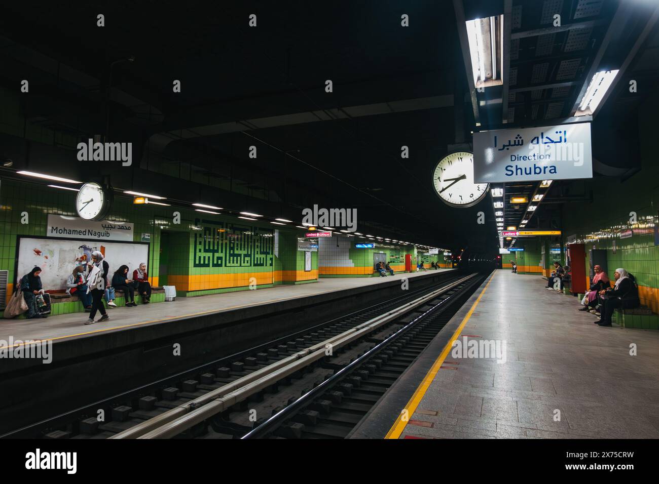 Un panneau au-dessus du quai indique la direction du train à la station Mohamed Naguib sur le métro du Caire, Egypte Banque D'Images