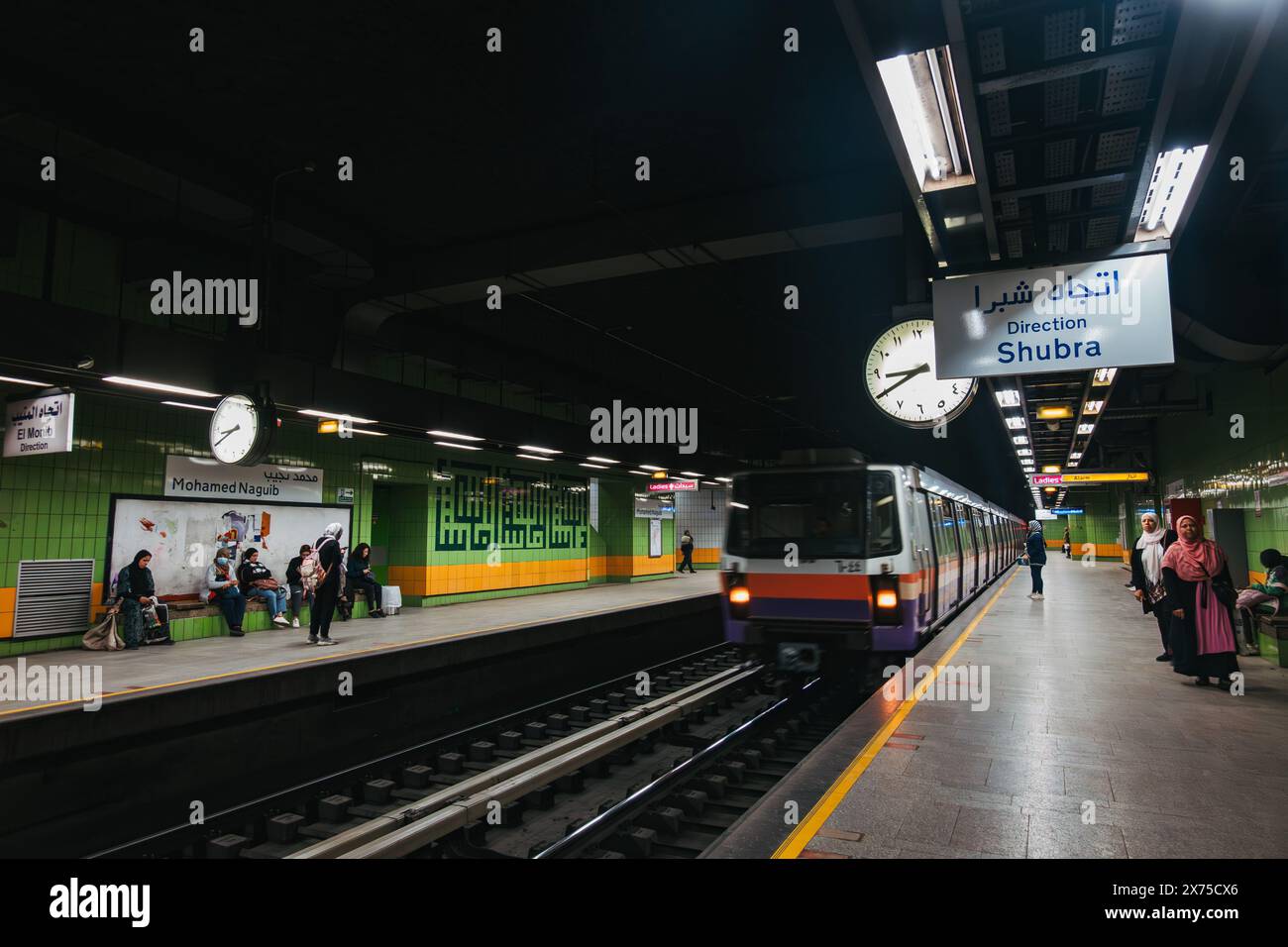 Un panneau au-dessus du quai indique la direction du train à la station Mohamed Naguib sur le métro du Caire, Egypte Banque D'Images