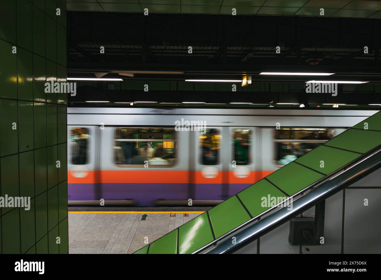 Un train part de la station Mohamed Naguib sur la ligne 2 du métro du Caire, Egypte. Cette station a ouvert ses portes en 1998 Banque D'Images