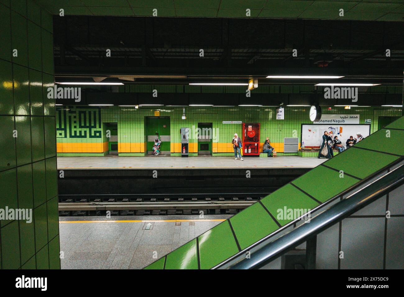 Murs carrelés de vert vif dans la station Mohamed Naguib sur la ligne 2 du métro du Caire, Egypte. Cette station a été ouverte en 1998 Banque D'Images
