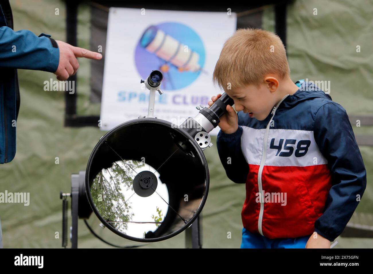 Bucarest, Roumanie. 17 mai 2024. Un garçon regarde à travers un télescope lors d'un événement Astrofest marquant la Journée internationale de l'astronomie à Bucarest, Roumanie, le 17 mai 2024. Crédit : Cristian Cristel/Xinhua/Alamy Live News Banque D'Images