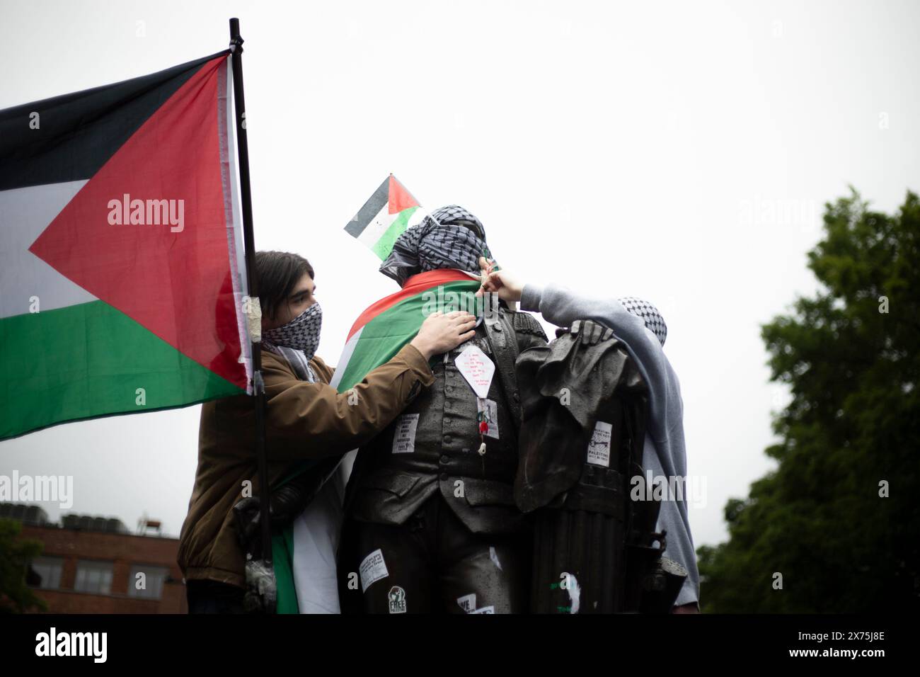 GWU, DC, États-Unis - 04 mai 2024 : des manifestants pro-palestiniens ont déformé la statue de George Washington à l'Université George Washington, DC Banque D'Images