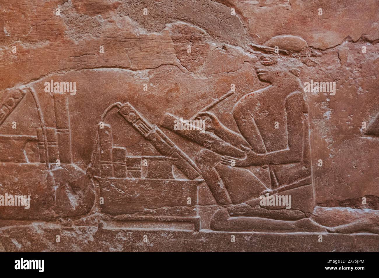 Ancien relief égyptien de Saqqara, Gizeh montrant un scribe assis enregistrant des marchandises ou des stocks, une scène commune montrant l'ordre et la richesse Banque D'Images