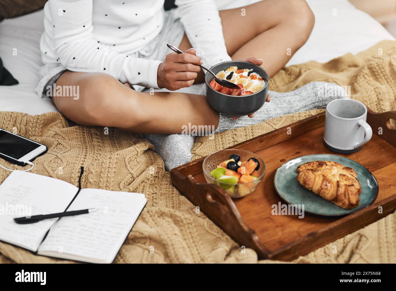 Petit déjeuner, femme et cahier au lit pour l'hôtel, l'hospitalité et l'hébergement le matin. Salade de fruits, blog et cliente femme en Lodge avec Banque D'Images