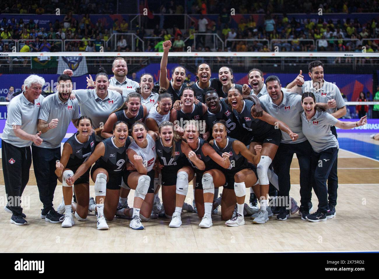 Rio de Janeiro, Brésil. 17 mai 2024. Les joueuses du Canada posent pour les photos après avoir remporté le match féminin de la Ligue des Nations de volleyball de la Fédération internationale de volleyball (FIVB) entre la Chine et le Canada à Rio de Janeiro, Brésil, le 17 mai 2024. Crédit : Claudia Martini/Xinhua/Alamy Live News Banque D'Images