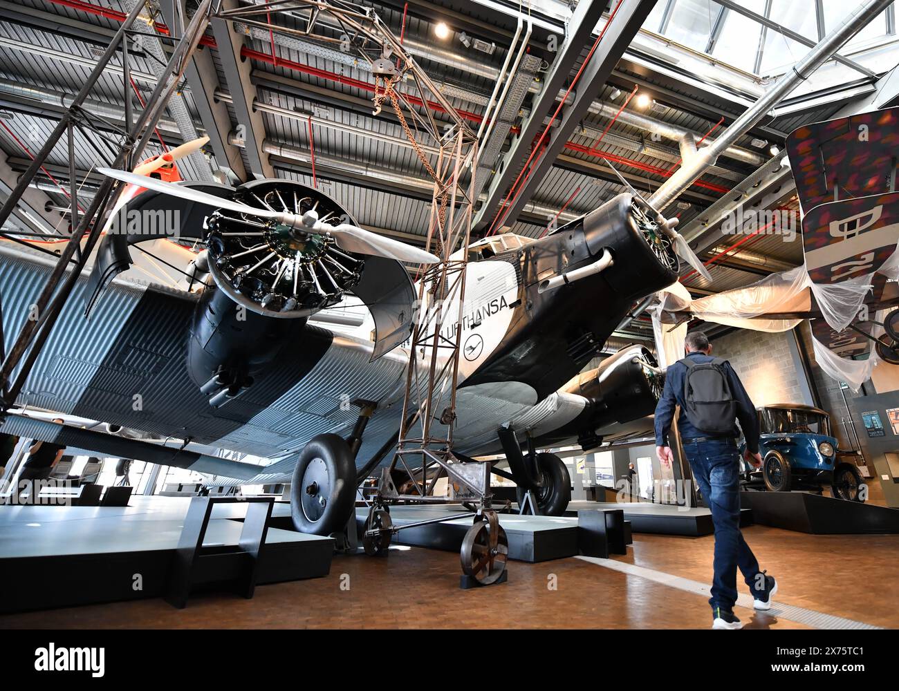 Berlin, Allemagne. 17 mai 2024. Un visiteur voit un avion de Lufthansa dans la zone aéronautique du Musée allemand de technologie à Berlin, capitale de l'Allemagne, le 17 mai 2024. Fondé en 1982, le Musée allemand de la technologie, d'une superficie totale de 28 500 mètres carrés, présente un large éventail de technologies couvrant l'aéronautique, la navigation, les chemins de fer, etc. Crédit : Ren Pengfei/Xinhua/Alamy Live News Banque D'Images