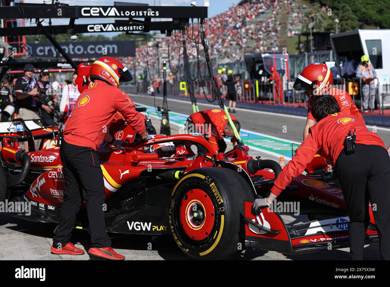 Imola. 17 mai 2024. Le personnel de la voie de fosse travaille pour le pilote monégasque de Ferrari Charles Leclerc lors de la première séance d'essais sur l'Autodromo Internazionale Enzo e Dino Ferrari à Imola, Italie, le 17 mai 2024, avant le Grand Prix de formule 1 Emilie Romagne. Crédit : Li Jing/Xinhua/Alamy Live News Banque D'Images