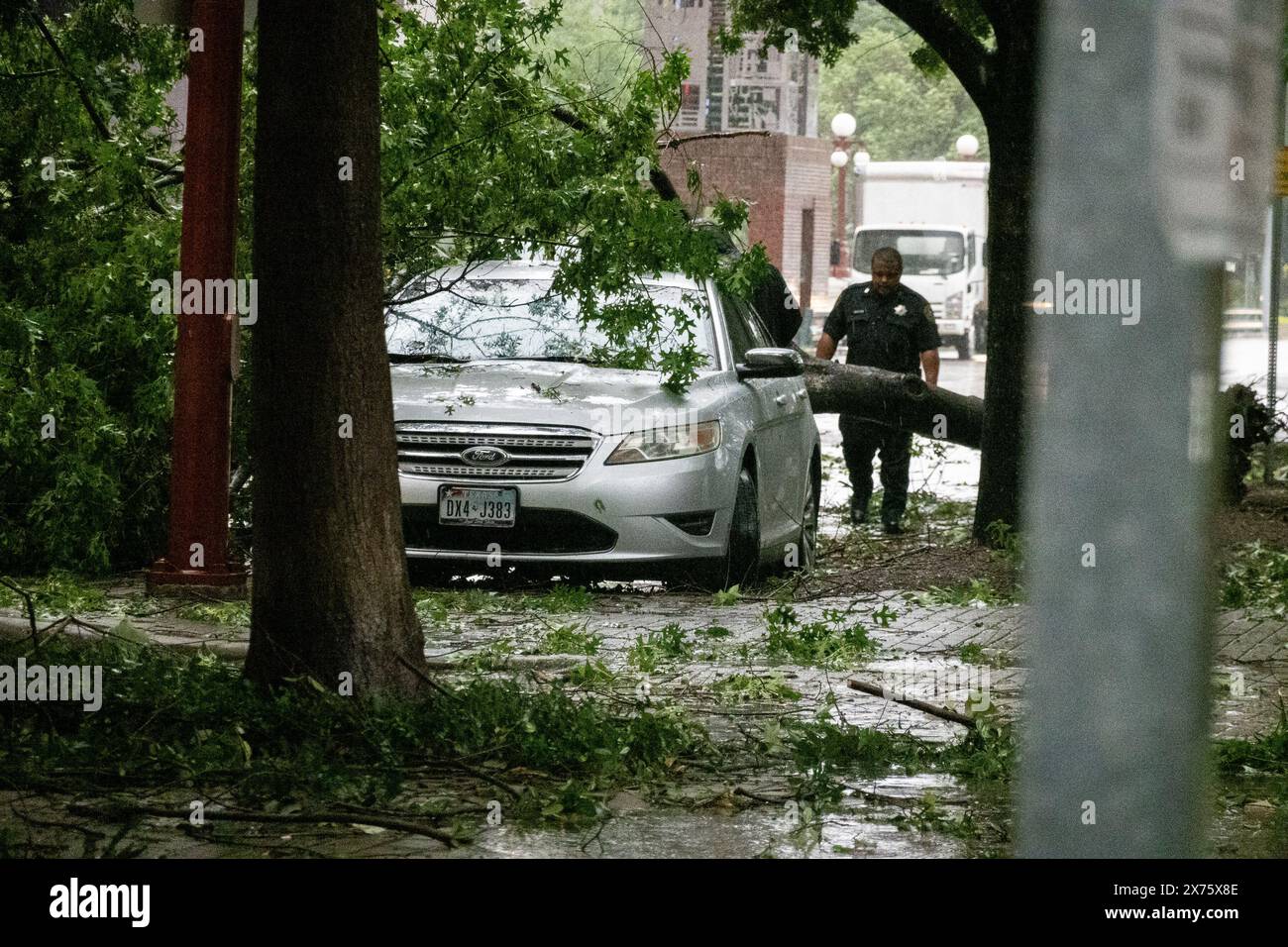 Pékin, États-Unis. 16 mai 2024. Une voiture endommagée par la tempête est vue dans le centre-ville de Houston, Texas, États-Unis, le 16 mai 2024. Au moins quatre personnes ont été mortes après que de fortes tempêtes ont frappé Houston tard jeudi, la plus grande ville de l'État américain du Texas, ont déclaré des responsables municipaux. Crédit : Chen Chen/Xinhua/Alamy Live News Banque D'Images