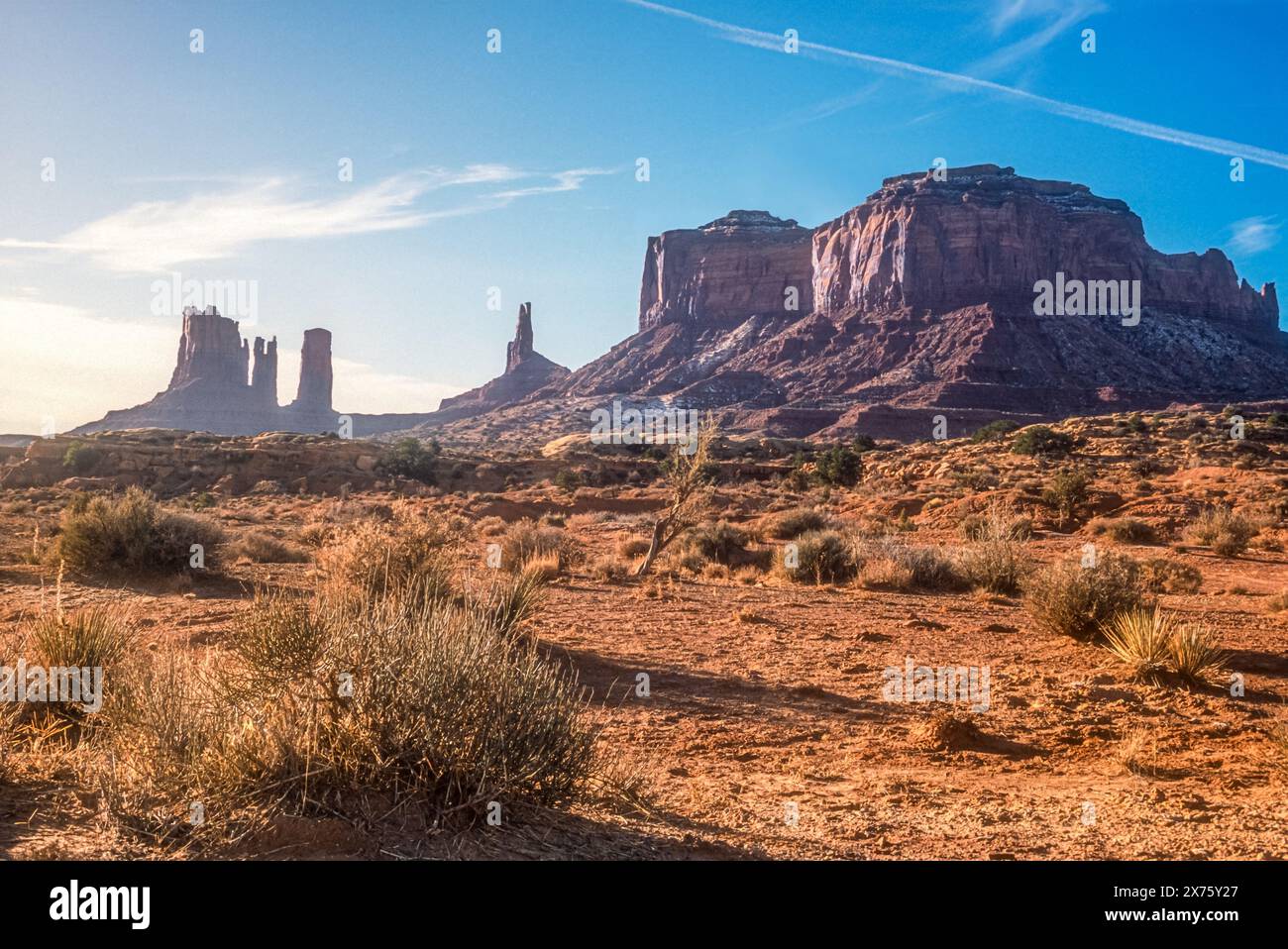 Vue au lever du soleil sur les majestueuses buttes de grès de Monument Valley le long de la frontière Utah/Arizona dans le sud-ouest américain. (ÉTATS-UNIS) Banque D'Images