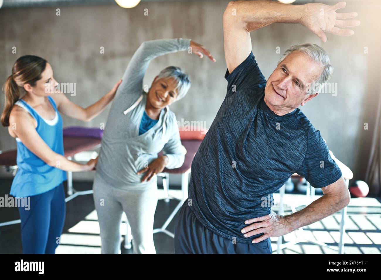 Étirement, soutien et personnes âgées en physiothérapie pour aider à la forme musculaire et au bien-être par physiothérapeute. Exercice, entraînement et récupération Banque D'Images