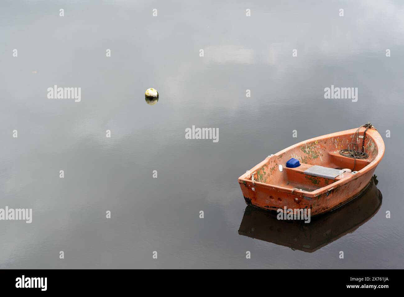 bateau de rangée sur le lac calme calme avec des bateaux réflexion sur l'eau Banque D'Images