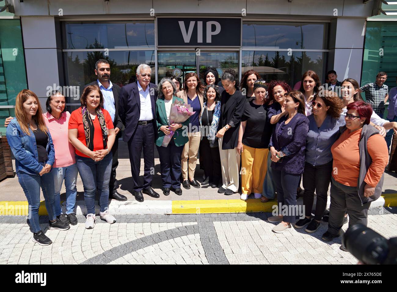 Diyarbakir, Turquie. 17 mai 2024. La femme politique kurde Gultan Kisanak (au milieu, tenant des fleurs), qui a été libérée de prison, est vue avec sa famille et ses amis qui l'ont accueillie à l'aéroport. Condamnée à 10 ans de prison et libérée après 8 ans de prison, Gultan Kisanak, ancienne co-maire de Diyarbakir, ancienne députée, journaliste et écrivaine, célèbre politicienne kurde, a été accueillie avec des fleurs par sa famille et ses amis à l’aéroport de Diyarbakir. (Photo de Mehmet Masum Suer/SOPA images/SIPA USA) crédit : SIPA USA/Alamy Live News Banque D'Images