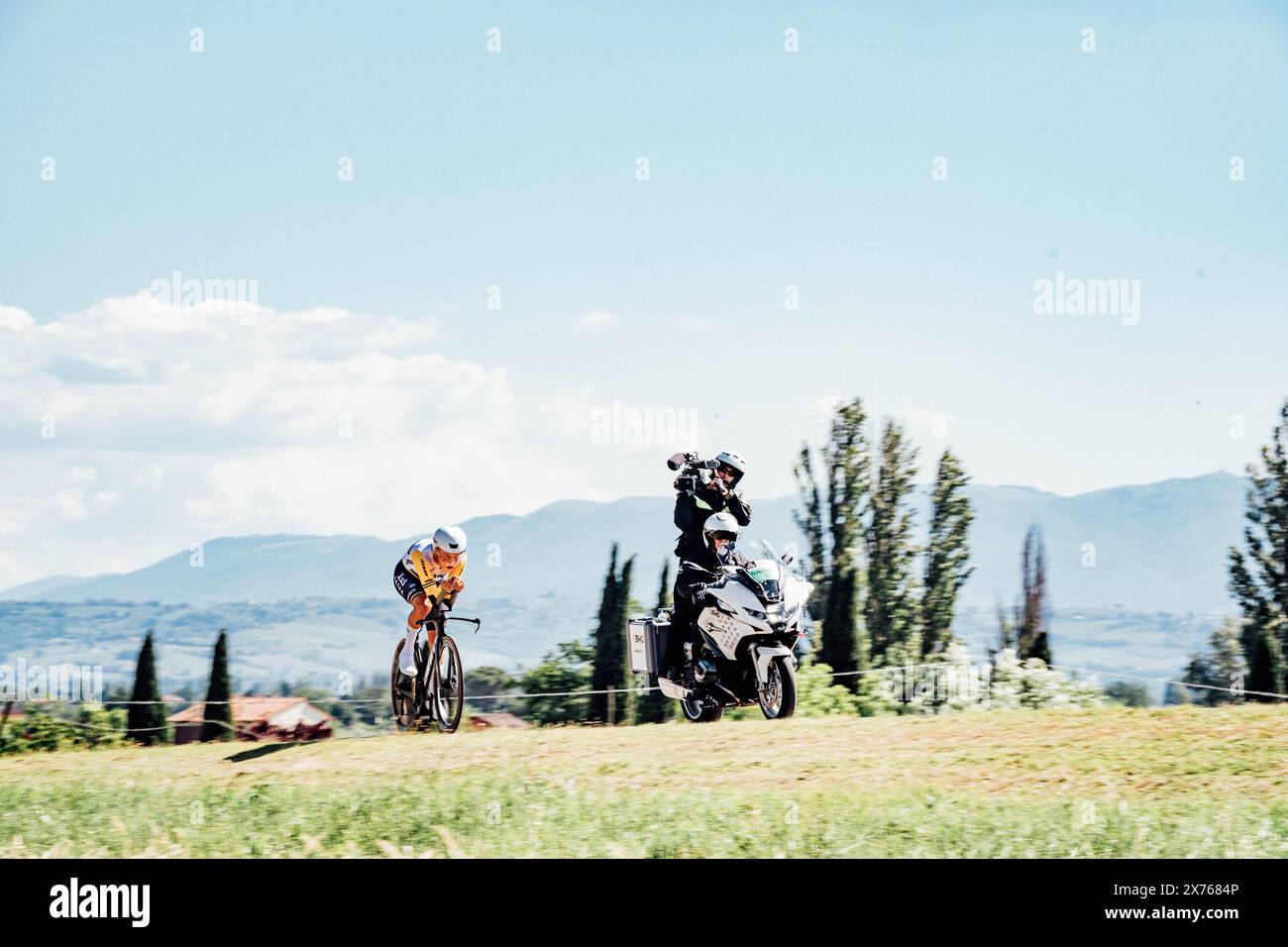 Photo par Zac Williams/SWpix.com - 10/05/2024 - cyclisme - 2024 Giro d'Italia, Stage 7 ITT - Foligno - Pérouse - Italie - Luke Plapp, Jayco Alula. Crédit : SWpix/Alamy Live News Banque D'Images