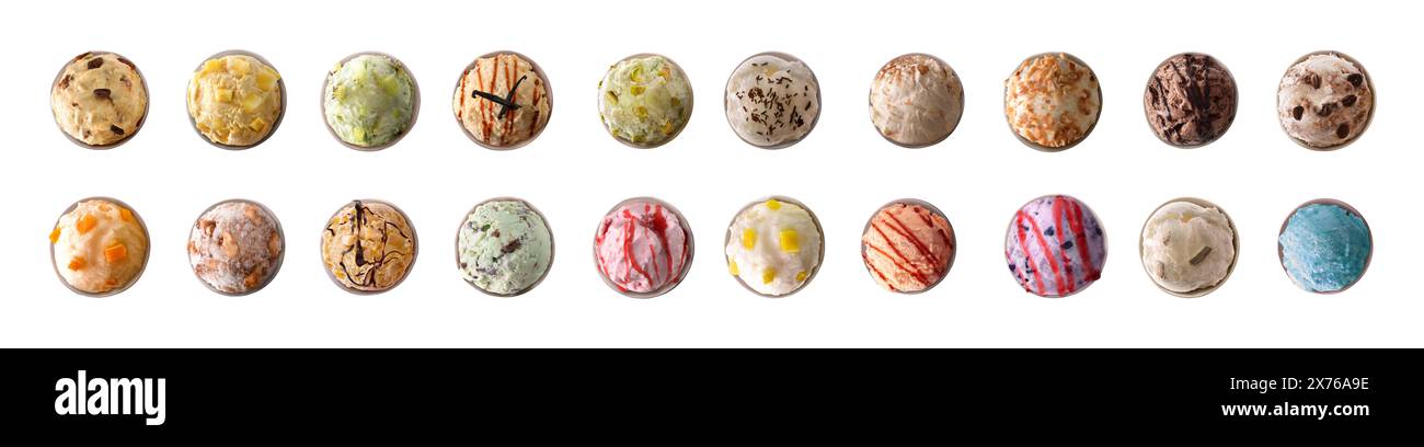 Collection de crèmes glacées aux fruits avec cuillère décorée avec des ingrédients dans une tasse de crème glacée découpée sur fond blanc. Vue de dessus. Banque D'Images