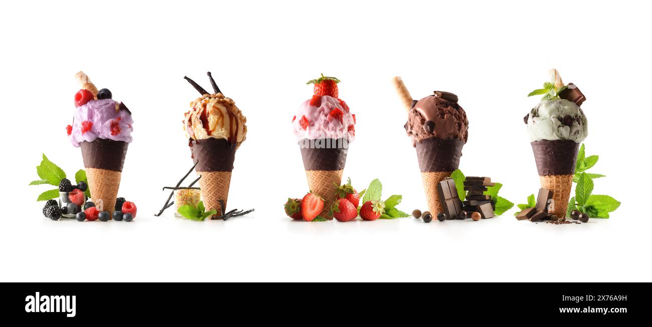 Assortiment de crèmes glacées de différentes saveurs décorées avec des fruits autour isolé sur fond blanc Banque D'Images