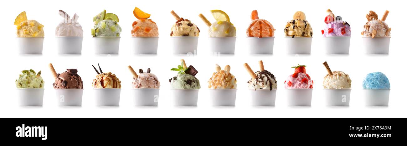 Collection de crèmes glacées aux fruits avec cuillère décorée avec des ingrédients dans une tasse de crème glacée découpée sur fond blanc. Vue de face. Banque D'Images