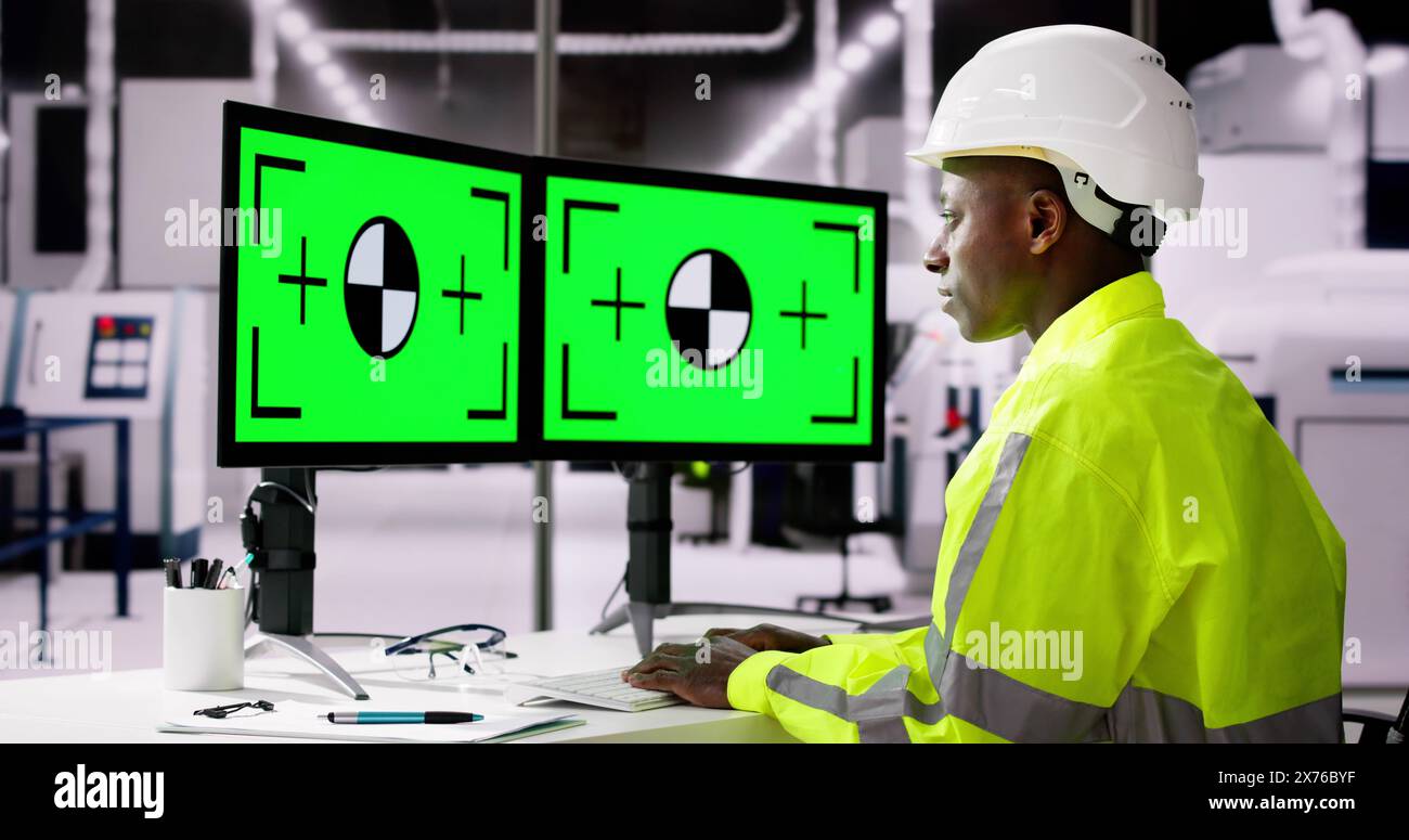 Ingénieur utilisant le moniteur PC avec écran vert dans l'usine moderne Banque D'Images Ingénieur utilisant le moniteur PC avec écran vert dans l'usine moderne Banque D'Images