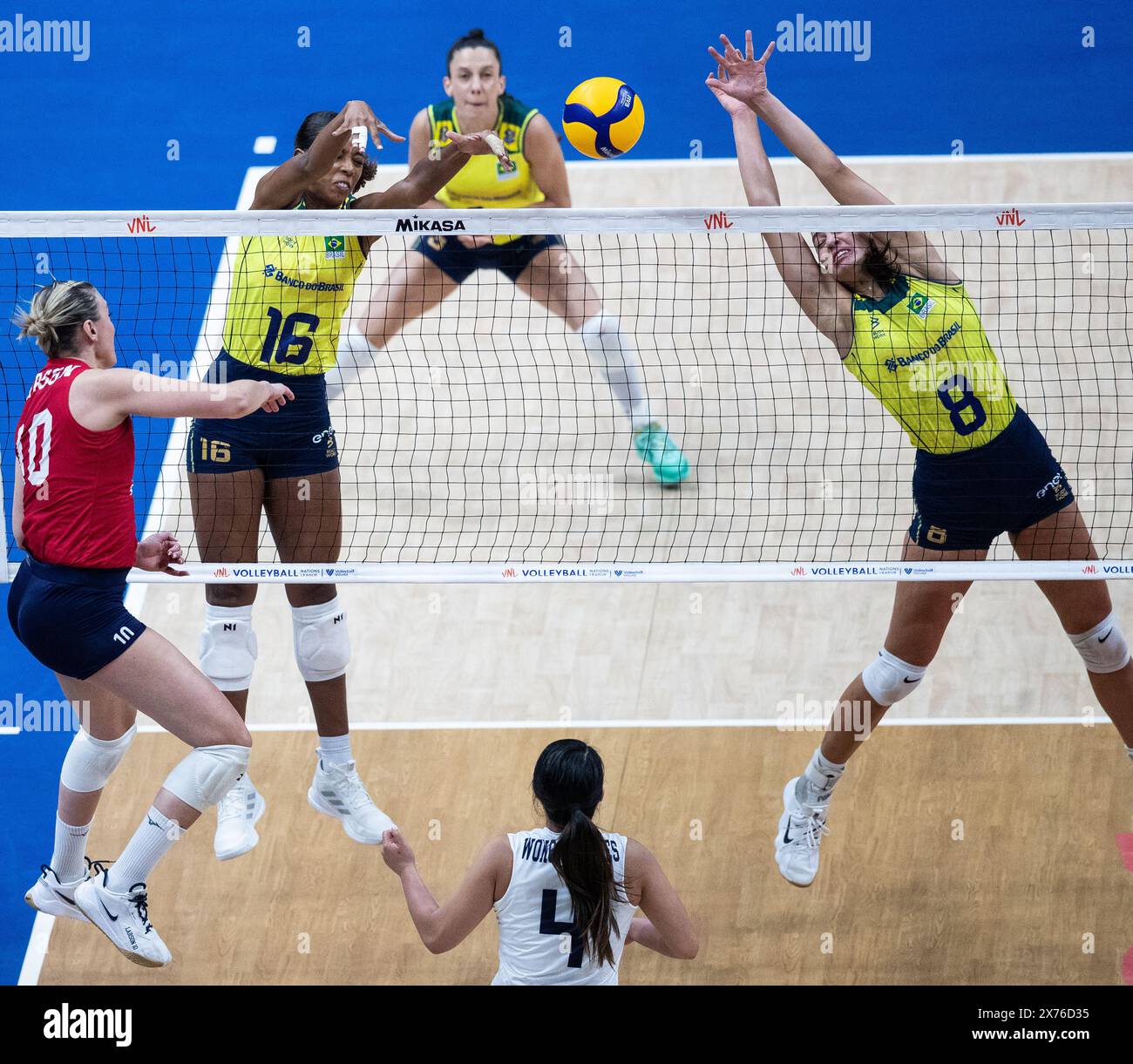 Rio de Janeiro. 18 mai 2024. Kisy (2e l) et Julia Kudiess (1re R) du Brésil bloquent lors du match de la Fédération internationale de volleyball (FIVB) Ligue des Nations de volleyball féminin de la poule 2 entre le Brésil et les États-Unis à Rio de Janeiro, Brésil, le 17 mai 2024. Crédit : Wang Tiancong/Xinhua/Alamy Live News Banque D'Images