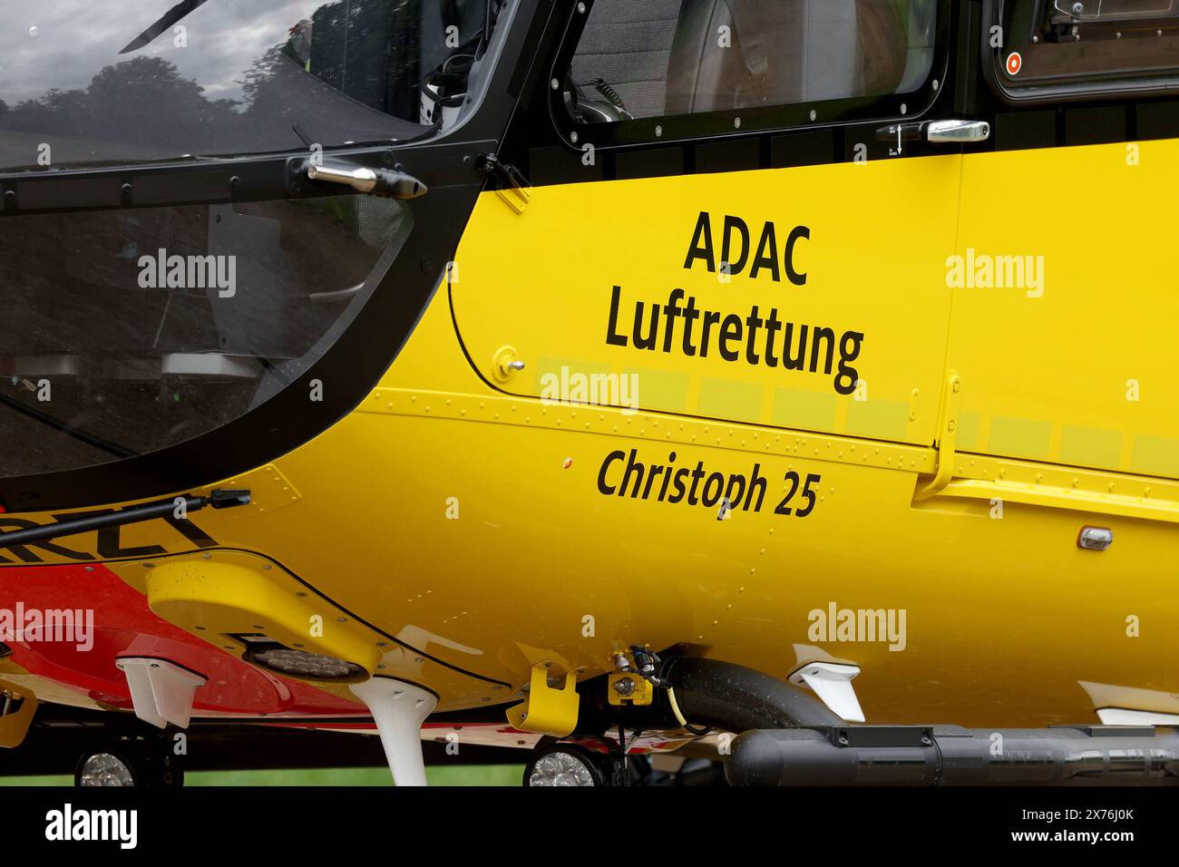 ADAC Luftrettung, der ADAC Rettungshubschrauber Christoph 25, AIRBUS H135, Kennung : d-HXCD, ist auf dem Bolzplatz in Siegen-Oberschelden gelandet. ADAC Rettungshubschrauber AM 18.05.2024 à Siegen/Deutschland. *** ADAC Luftrettung, l'hélicoptère de sauvetage ADAC Christoph 25, AIRBUS H135, immatriculé d HXCD, a atterri sur le terrain de football de Siegen Oberschelden hélicoptère de sauvetage ADAC le 18 05 2024 à Siegen Allemagne Banque D'Images