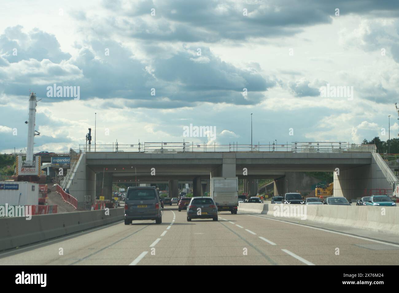 Surrey, Royaume-Uni. 18 mai 2024. Travaux de construction par le M25. C'était une heure de pointe chargée sur l'autoroute M25 à Surrey avec des restrictions de vitesse en place en raison de divers accidents. Des appels ont été lancés pour que les autoroutes intelligentes soient abandonnées en raison de problèmes de sécurité et du nombre de décès qui y ont été causés. Il y a un an, le premier ministre Rishi Sunak, a annulé le déploiement de toute nouvelle modernisation de Smart Motorway en attendant un examen de la sécurité. Crédit : Maureen McLean/Alamy Banque D'Images