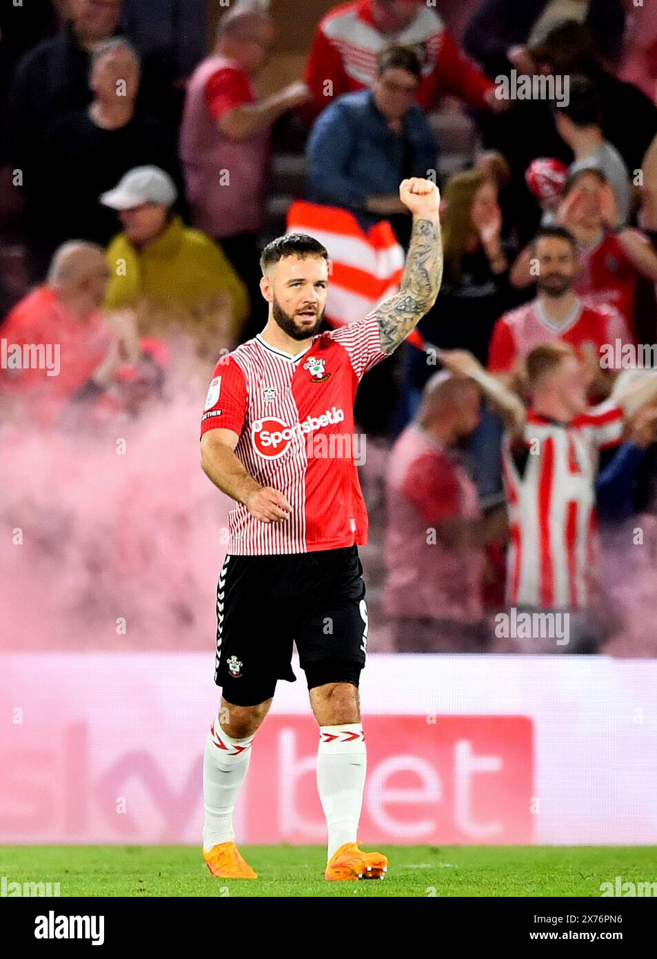 Adam Armstrong de Southampton célèbre avoir marqué le deuxième but de son équipe faisant le score 2-0 - Southampton v West Bromwich Albion, Sky Bet Championship, Play off demi finale 2nd Leg, St Mary's Stadium, Southampton, Royaume-Uni - 17 mai 2024 usage éditorial seulement - restrictions DataCo s'appliquent Banque D'Images