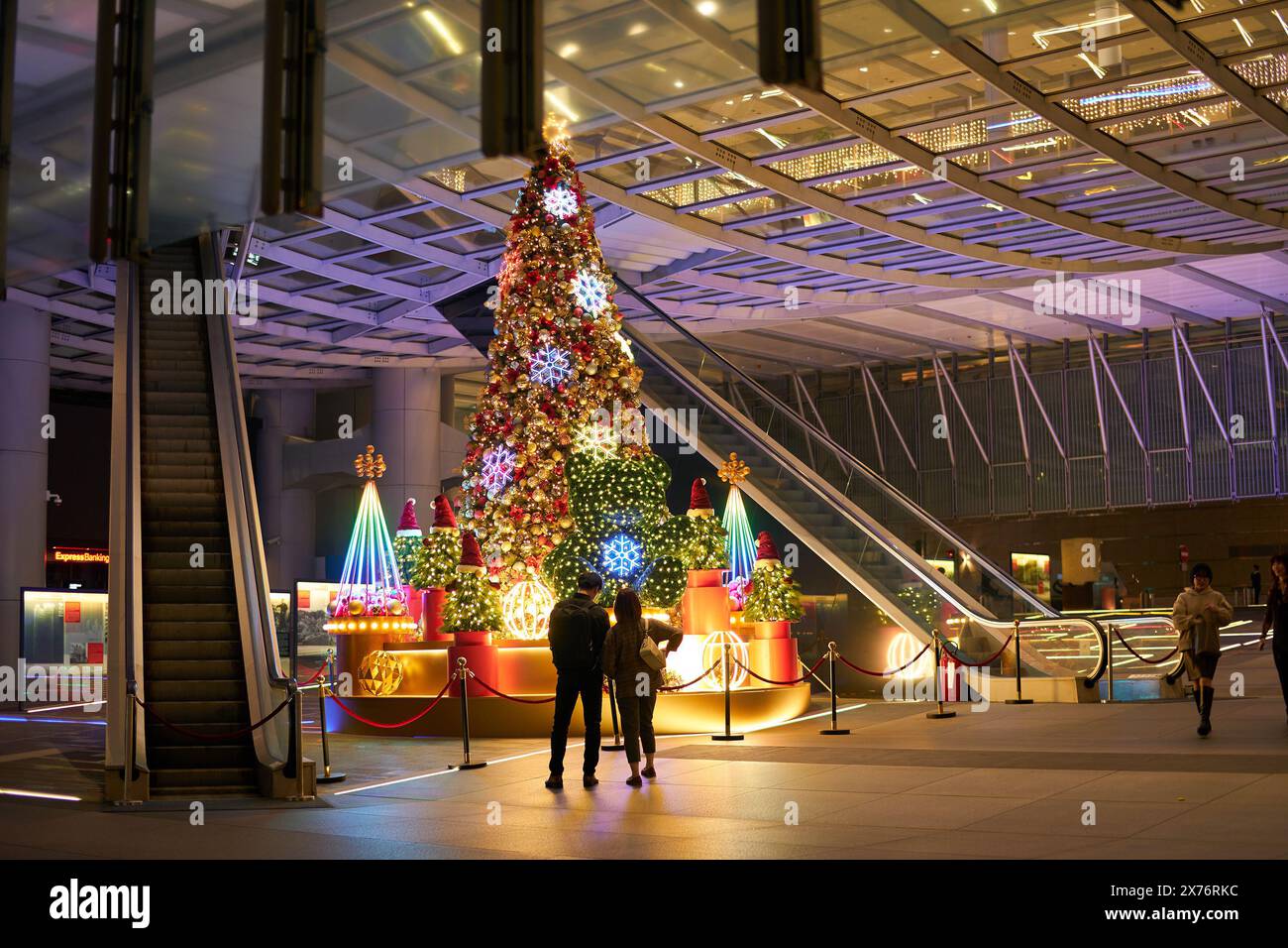 HONG KONG, CHINE - 05 DÉCEMBRE 2023 : décorations de Noël au rez-de-chaussée du bâtiment principal de HSBC à Hong Kong la nuit. Banque D'Images